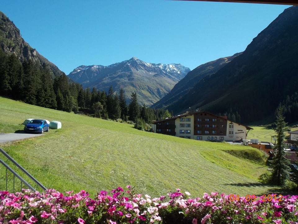Blick aus Zimmer 112 zum Gletscher Alpine Resort Sportalm