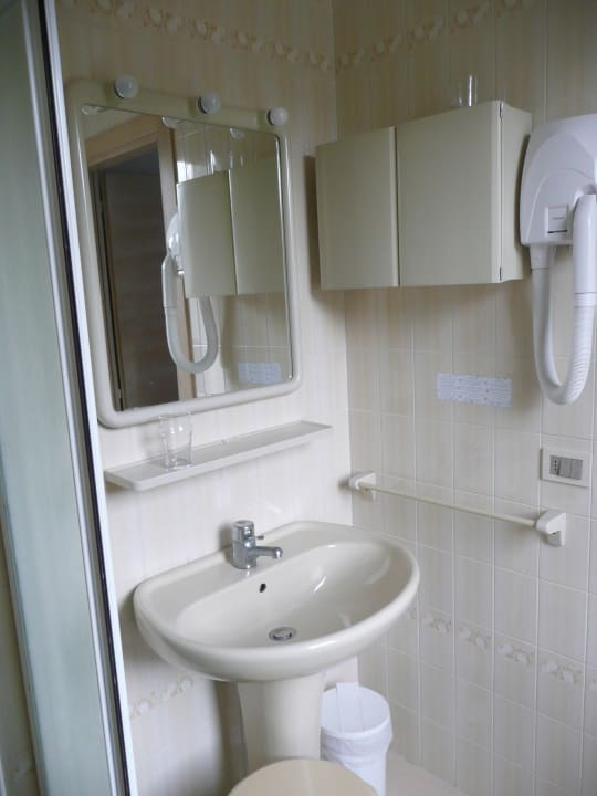 Bad aus den 70er Jahren Hotel Bellevue