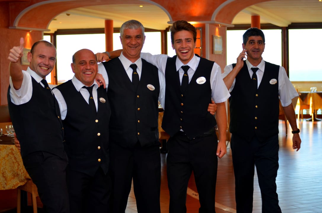 Das Service Personal begrüßt die ersten Gäste Aldiana Club Rocca Nettuno Calabria