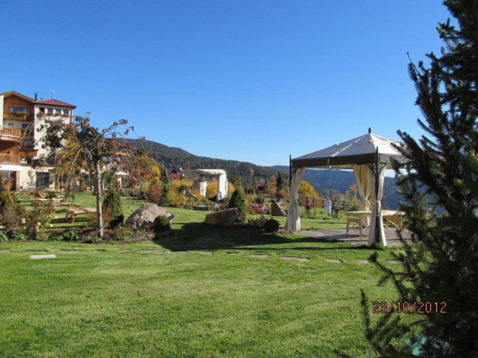 Garten mit Massagepavillon Hotel Chalet Mirabell
