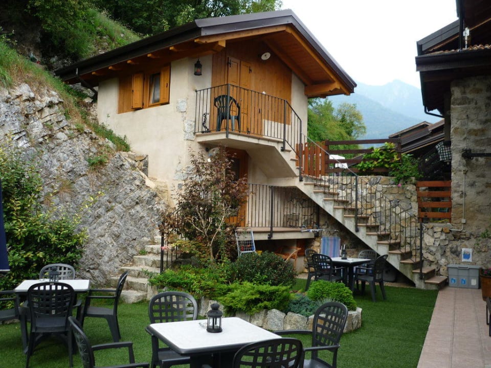 Garten und ein Zimmer im Hintergrund Hotel Cà Mea Dina