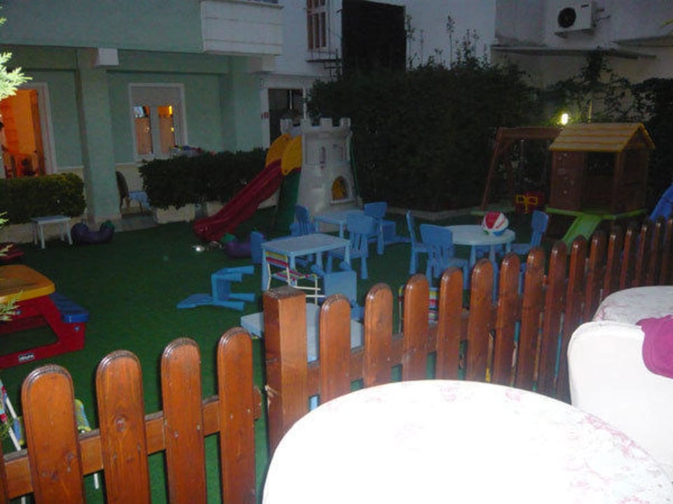 Spielplatz mit ganz sauberen Sachen Hotel Gran Bretagna