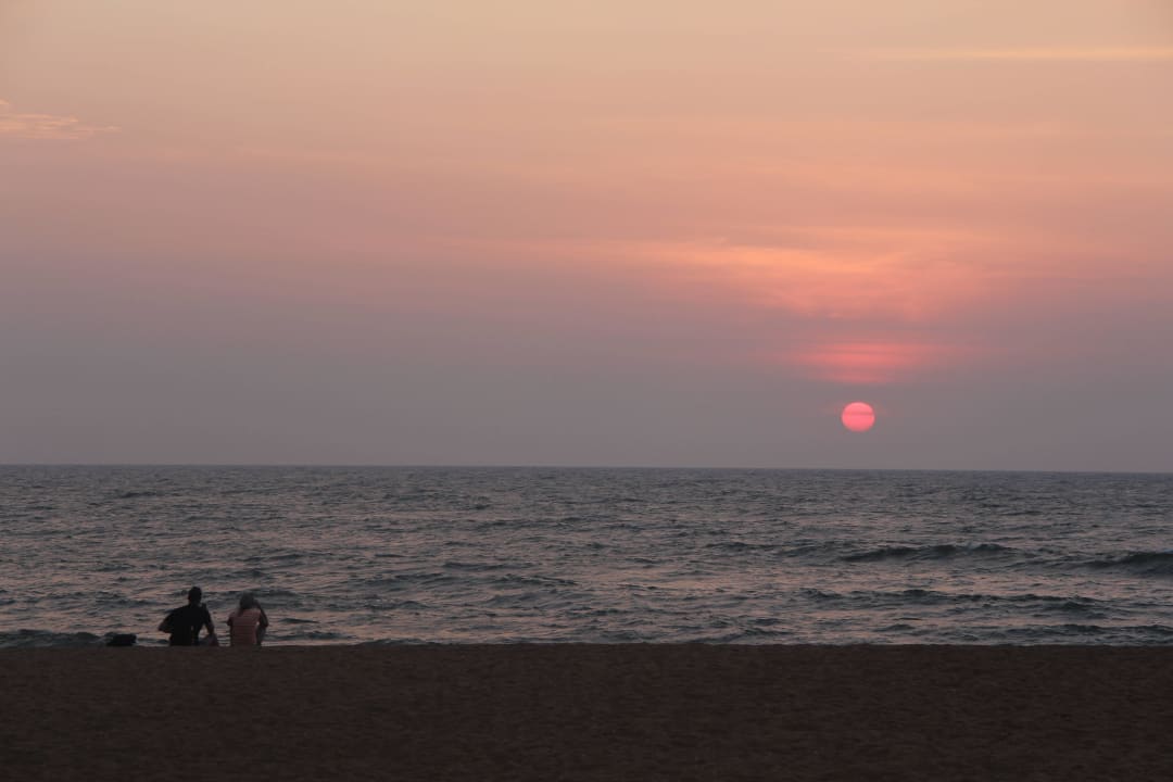 Sonnenuntergang am Hotelstrand Suriya Resort