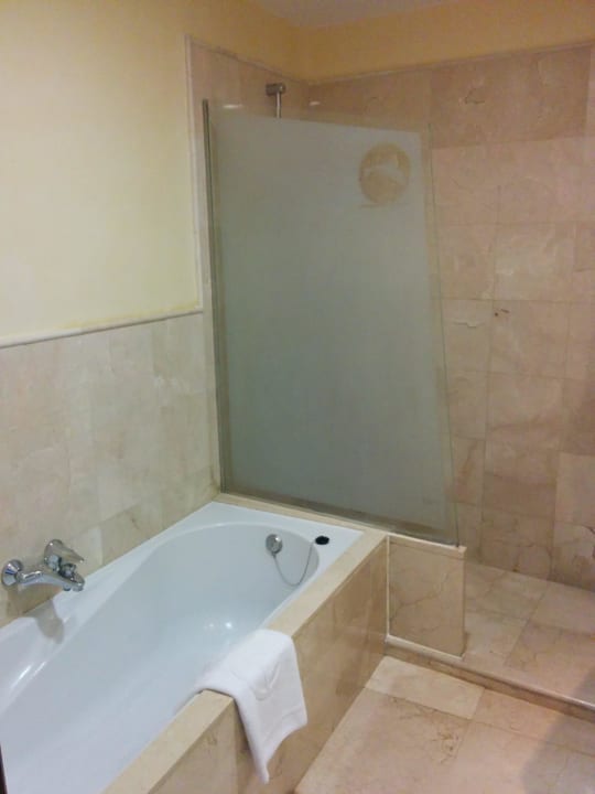 Badewanne und Dusche Gloria Palace Royal Hotel & Spa