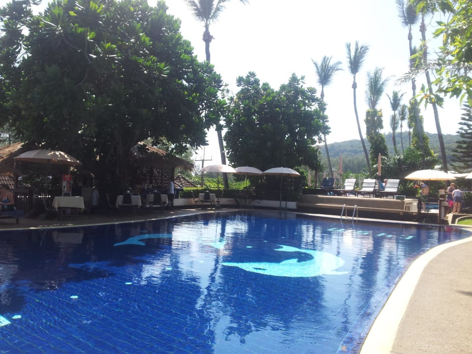 Direkt hinter diesem Pool gab es 2 weitere Poolanlagen Best Western Phuket Ocean Resort
