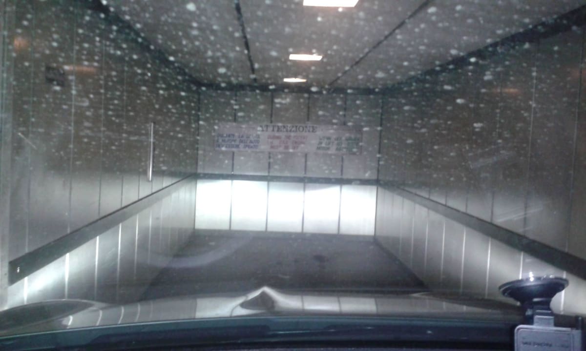 Einfahrt in den Pkw-Aufzug Hotel Sole