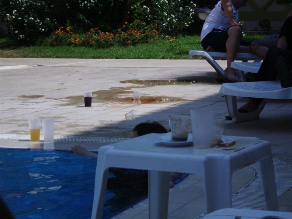 Sauberkeit am Pool Hotel Lagonya Garden