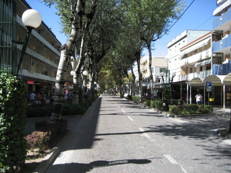 Einkaufsstrasse hinter dem Hotel Hotel Luna