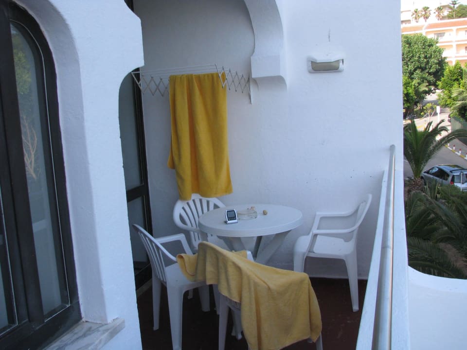 Balkon I mit Tisch und vier Stühlen Monica Isabel Beach Club