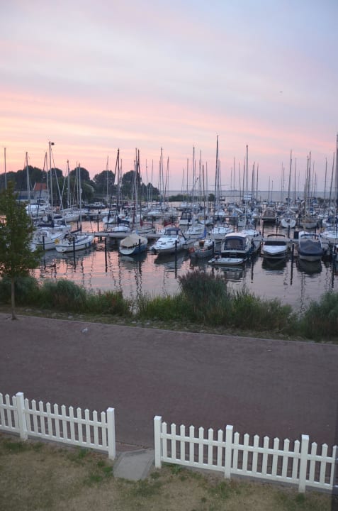 Ausblick aus dem Zimmer in den Yachthafen Roompot Marinapark Volendam