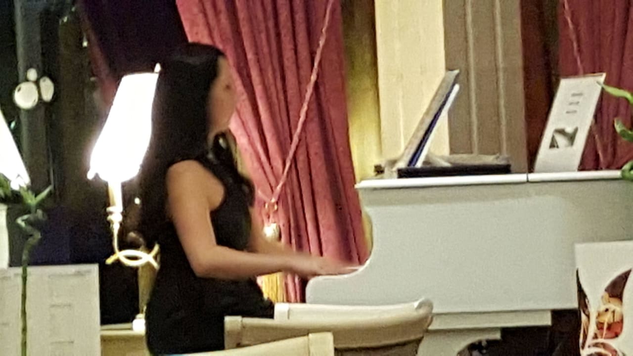 Die Pianistin von der oberen Lobbybar. Diamond Excellence Resort & Spa