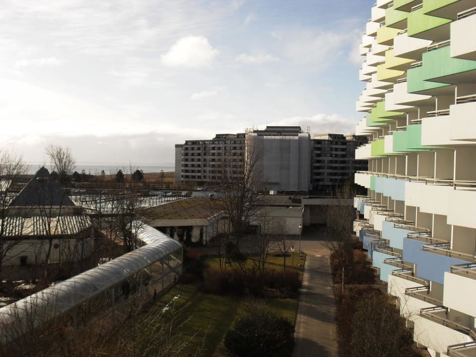Balkone des Hotels rechts Damp Ostsee Resort & Ferienpark