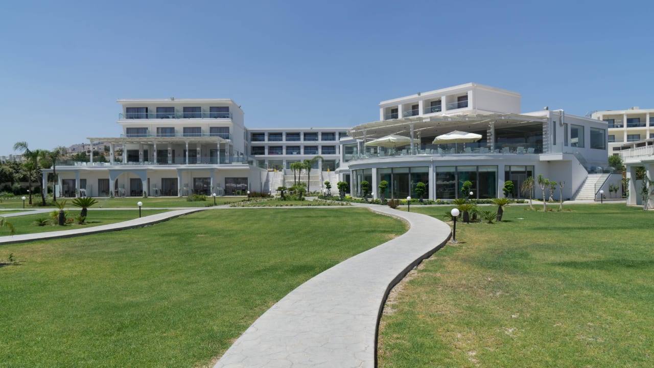 Blick vom Pool auf Haupthaus Asterias Beach Resort