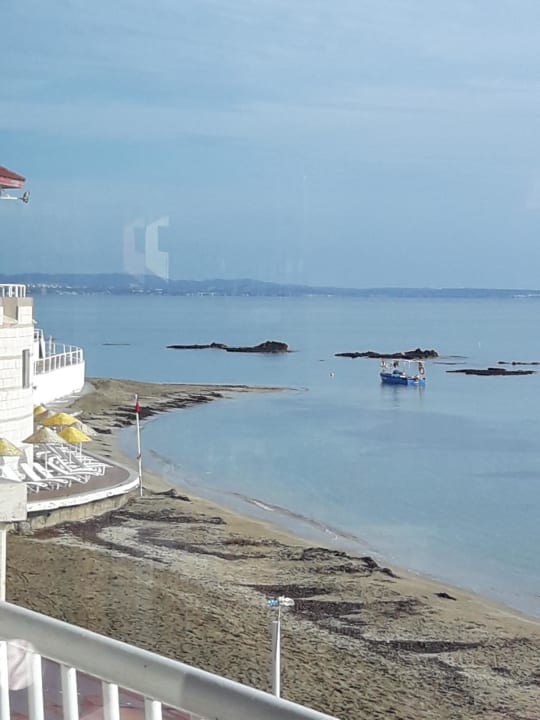 Keine Wellen und rote Fahne, das waren alle Liegestühle Salamis Bay Conti Resort Hotel & Casino