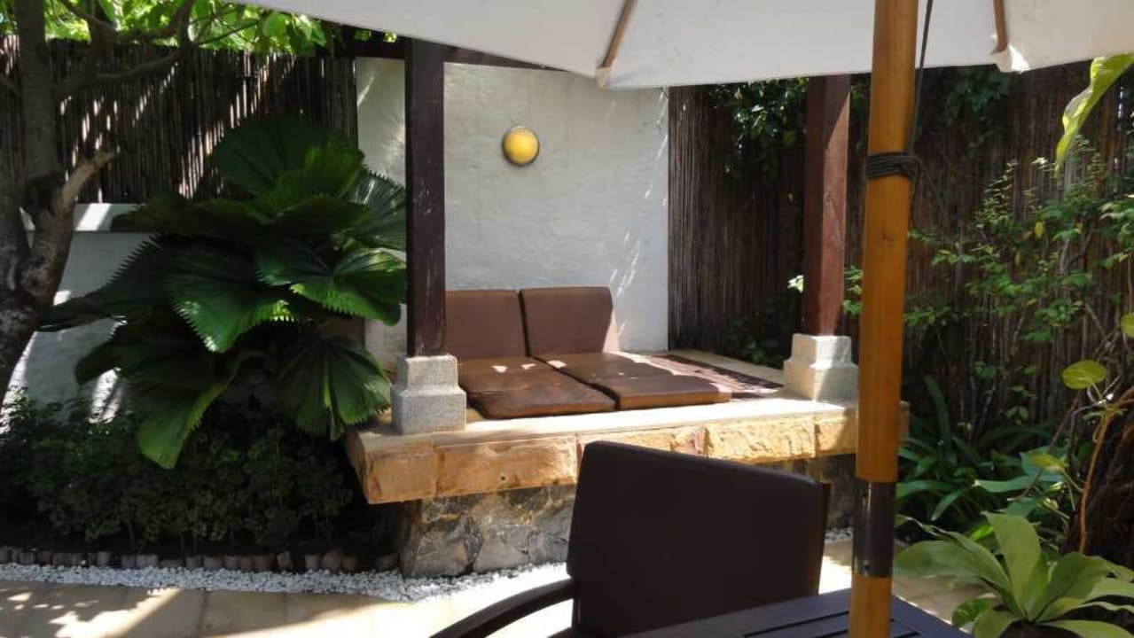 Liegen bei der Poolvilla Bandara Resort & Spa Samui