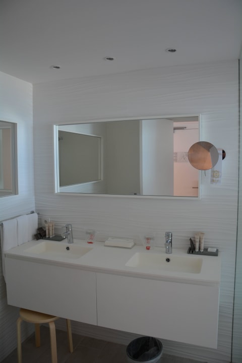 Das Badezimmer mit Doppelwaschbecken Son Moll Sentits Hotel & Spa