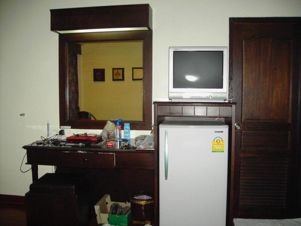 Minibar,TV und Schreibtisch Laluna Hotel & Resort