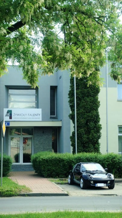 Elewacja wejściowa 4 Żywioły Falenty Ośrodek Konferencyjno-Szkoleniowy