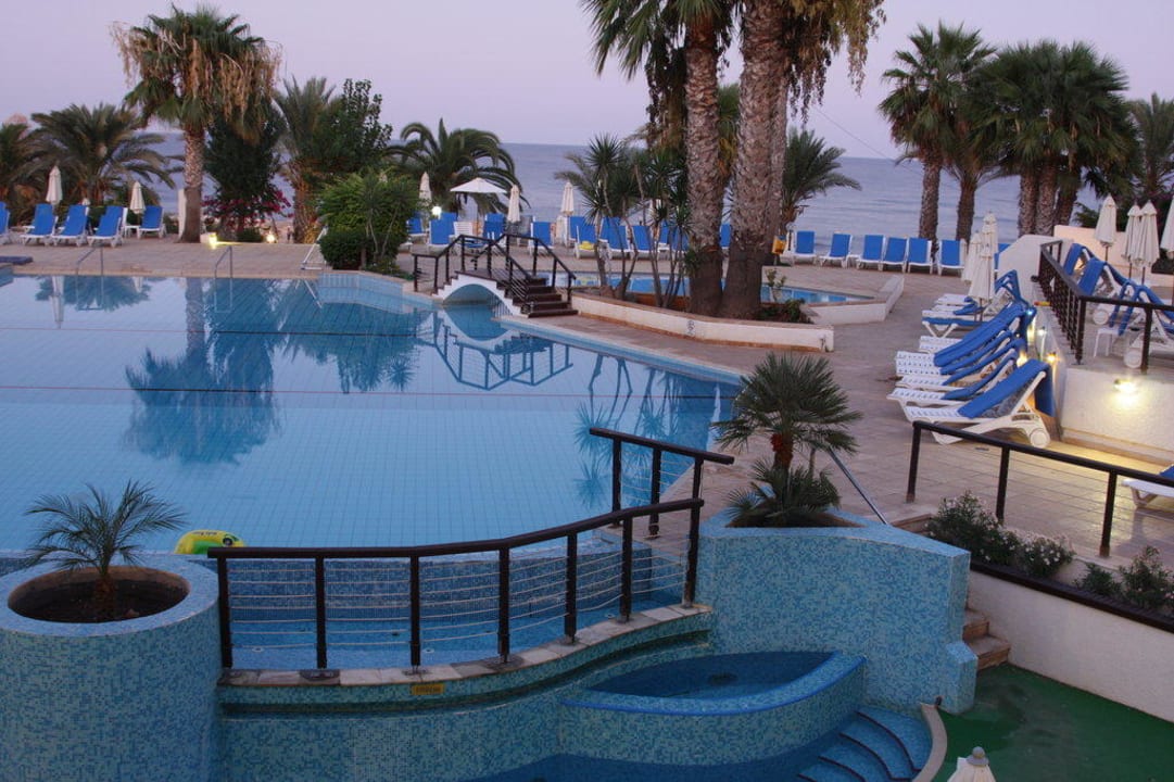 Pool am Abend The Golden Coast Beach Hotel