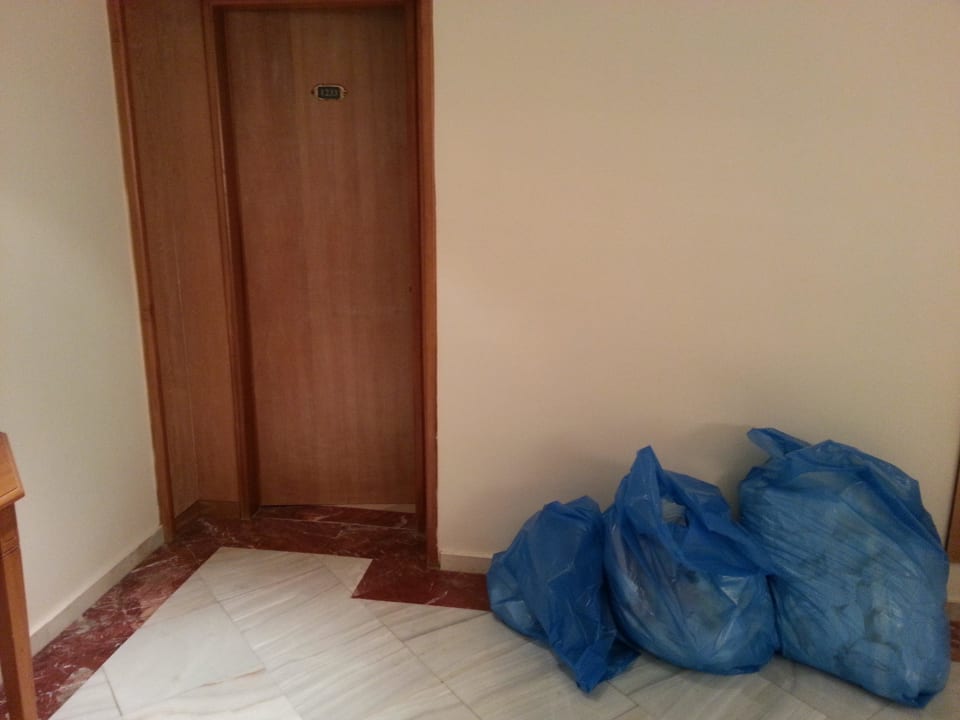 Tägliche neue Dekoration vor dem Zimmer Iberostar Waves Creta Panorama & Mare