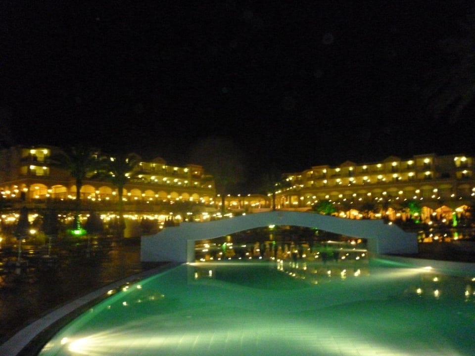 Poolanlage dahinter das Haupthaus Lindos Princess Beach Resort & Spa