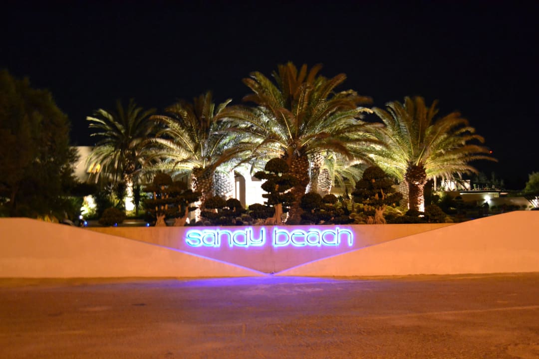 Eingang bei Nacht Sandy Beach Hotel & Family Suites