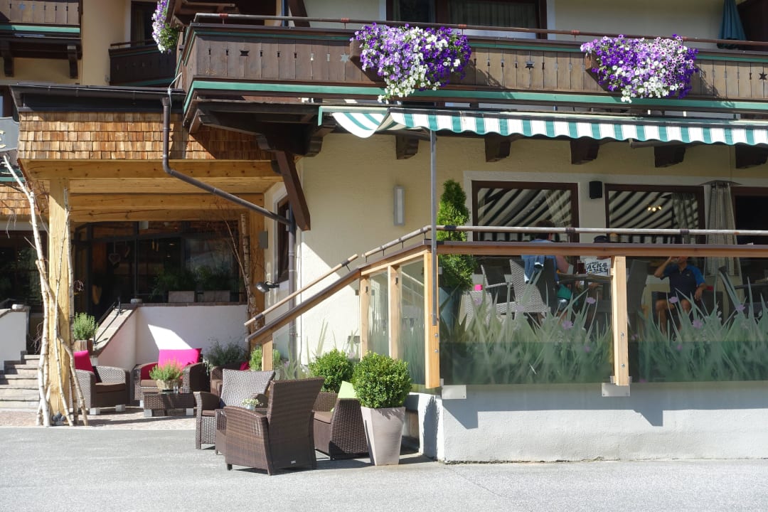 Gemütliche sonnige Sitzecken und Terrasse Hotel DIE SONNE