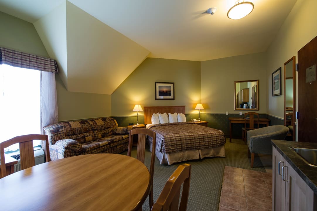 Lit Queen et cuisinette Hotel Quality Inn Riviere-du-loup