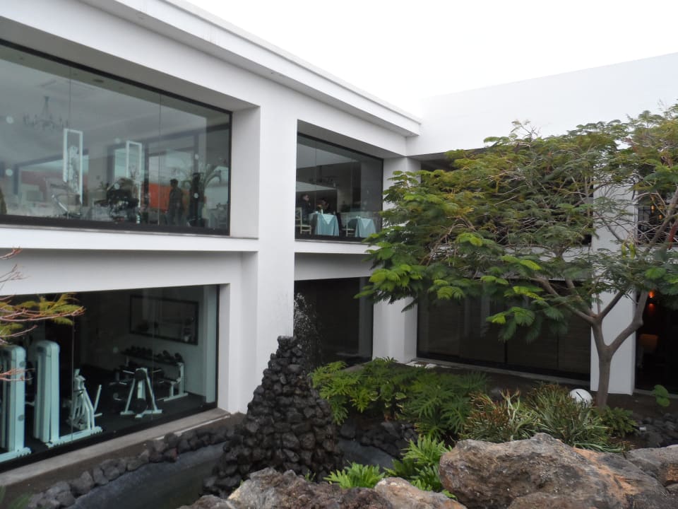 Unten Gym und Wellness oben Restaurant allsun App.-Hotel Albatros