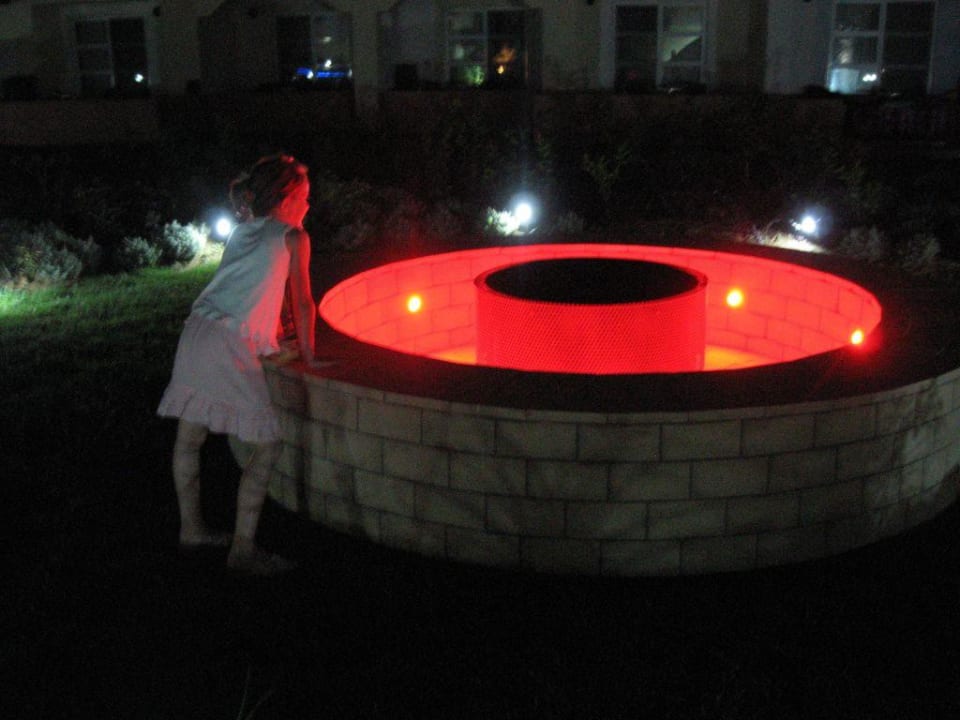 Stimmungsvolle Abendbeleuchtung Neptune Luxury Resort