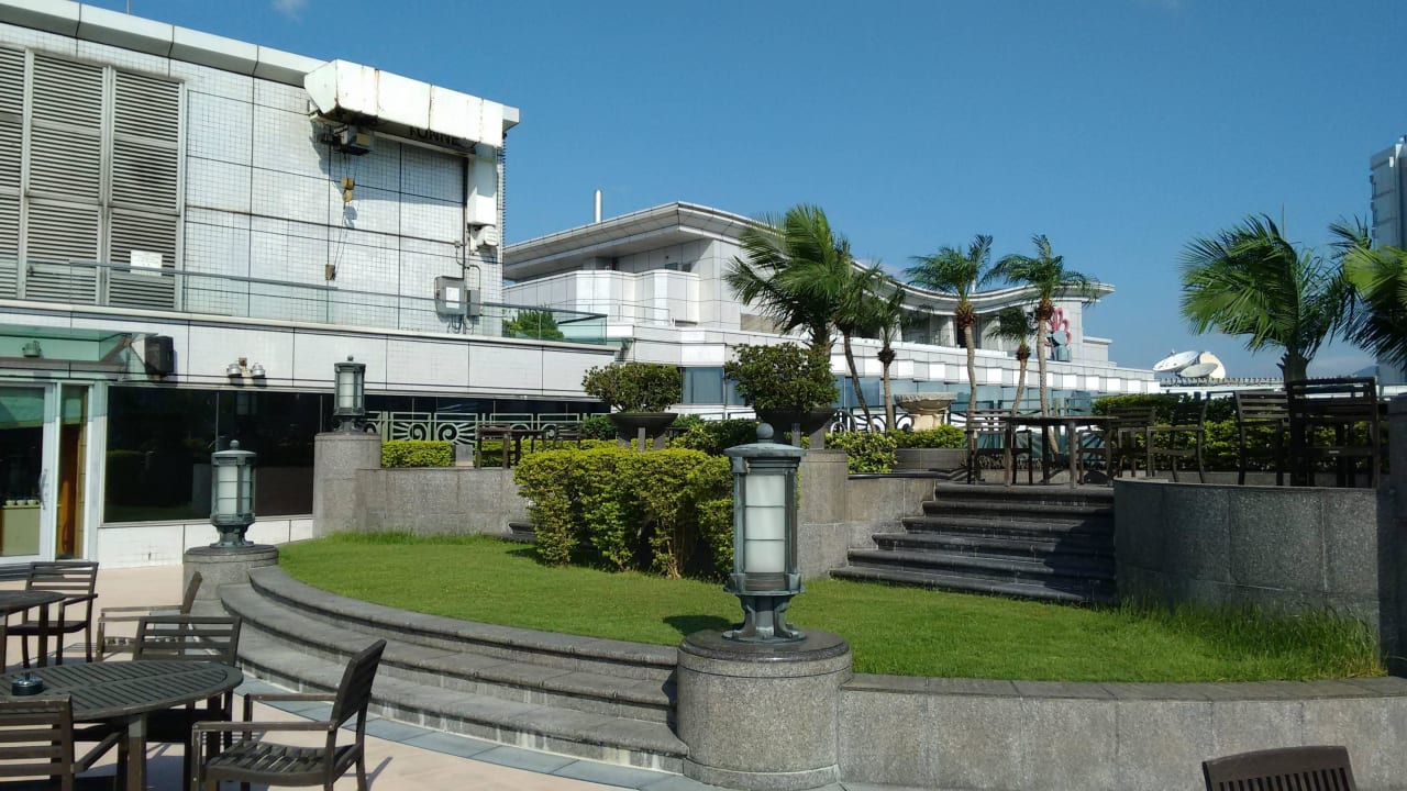Blick von der Club Lounge Terrasse Harbour Plaza Metropolis