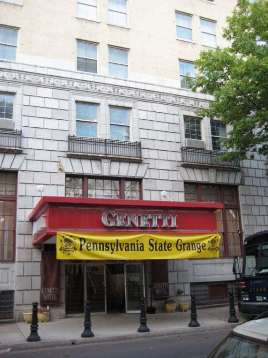 Eingang Hotel Genetti SureStay Signature Collection Genetti Hotel