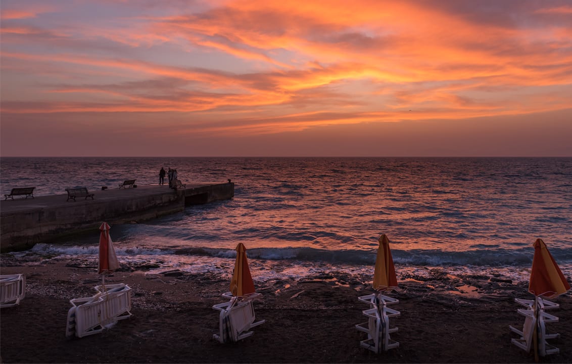 Ein Abendspaziergang am Strand Rhodos Horizon Resort
