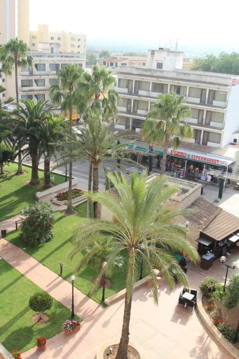 Vom Fahrstuhlflur in den Vorhof CM Playa del Moro