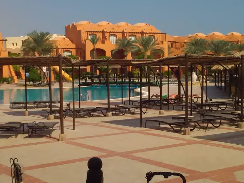 Aussicht auf einen der beiden Pools Jaz Makadi Oasis Resort