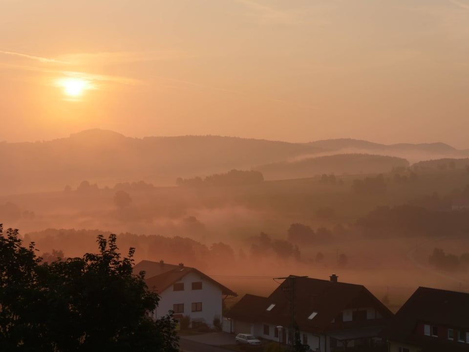 Blick vom Vorderhaus aus zur Wasserkuppe morgens Hotel Rhön Residence