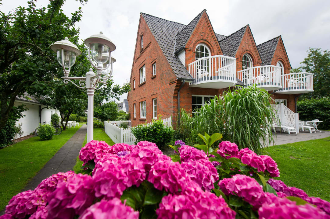 Idyllischer Garten mit Strandkörben und Liegen Landhaus Ellerbrock