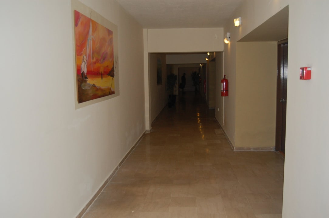 Kalter Flur im zweiten Untergeschoß Hotel Kalithea Mare Palace