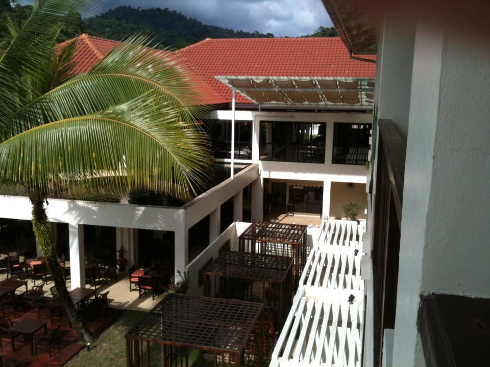 Ausblick vom Zimmer 320 auf Lobby und Frühstückrau The Briza Beach Resort Khaolak