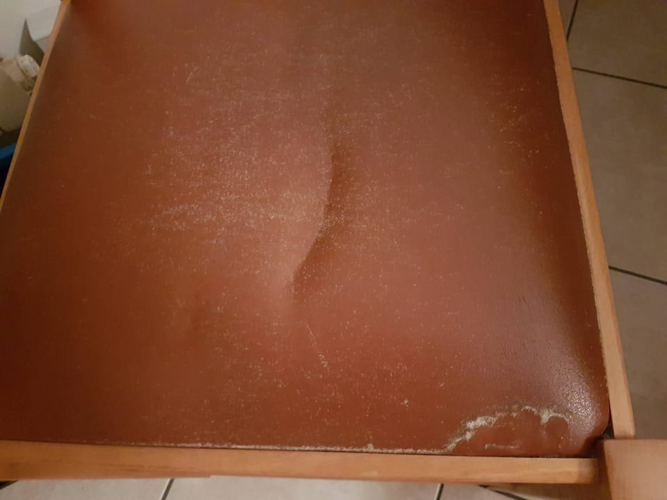 So ein abgenudelter Stuhl dient als Nachttisch. Residence Miravalle