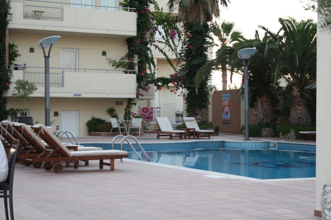 Pool und Durchgang zum Strand High Beach Resort