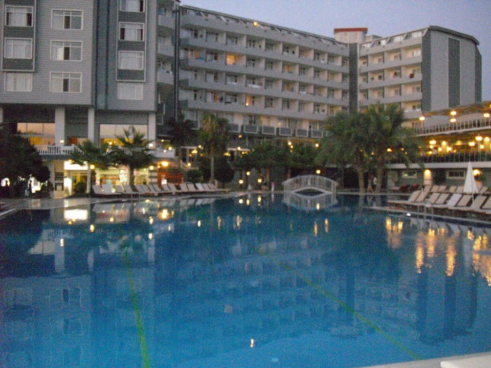 Ausblick auf das Haupthaus Mira Meridia Beach Hotel