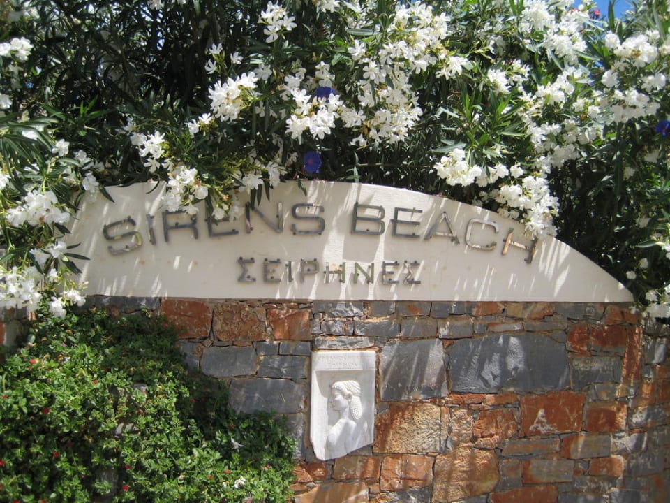 Am Eingang des Sirens Beach Calimera Sirens Beach