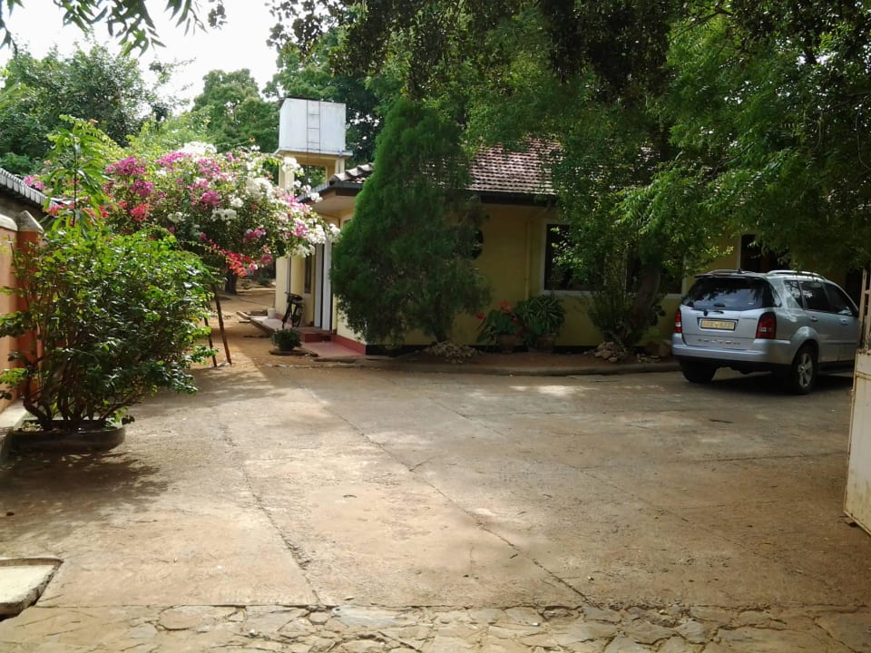 Entrance from Main Road Hotel 4 U