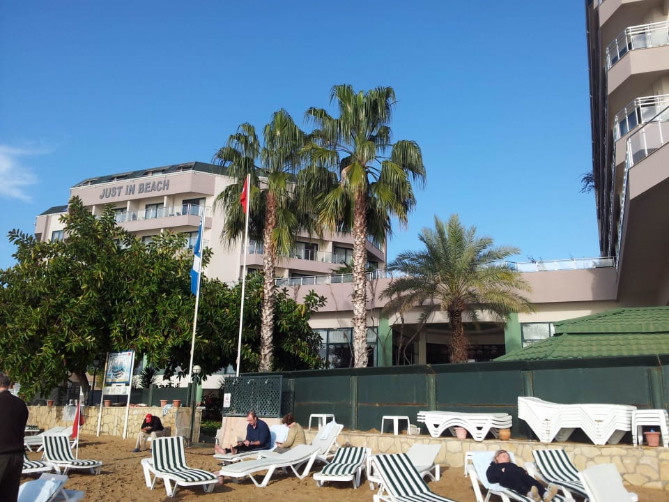 Hotel vom Strand gesehen Aska Hotel Just in Beach
