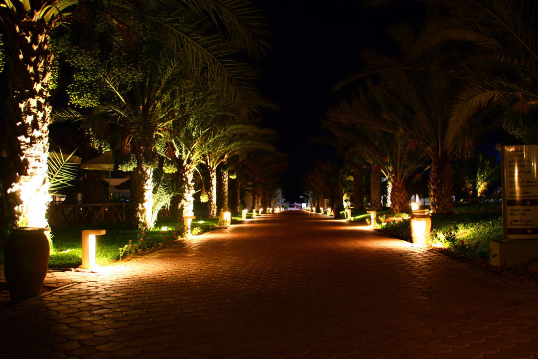 Promenada na plaze w nocy Club Palm Azur