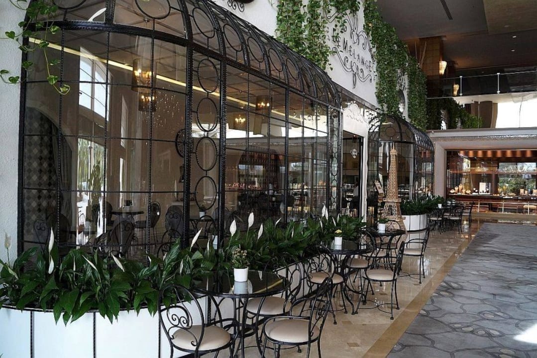 Cafe mit Macarons  Maxx Royal Belek Golf Resort