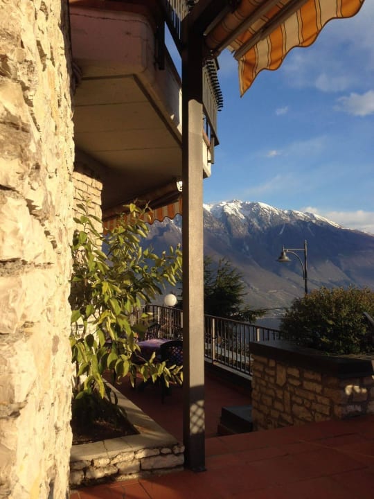 Terrasse vor dem Haus Hotel Faver
