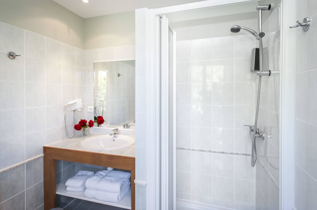 Badezimmer mit Dusche Hotel Logis le Mont Aigoual
