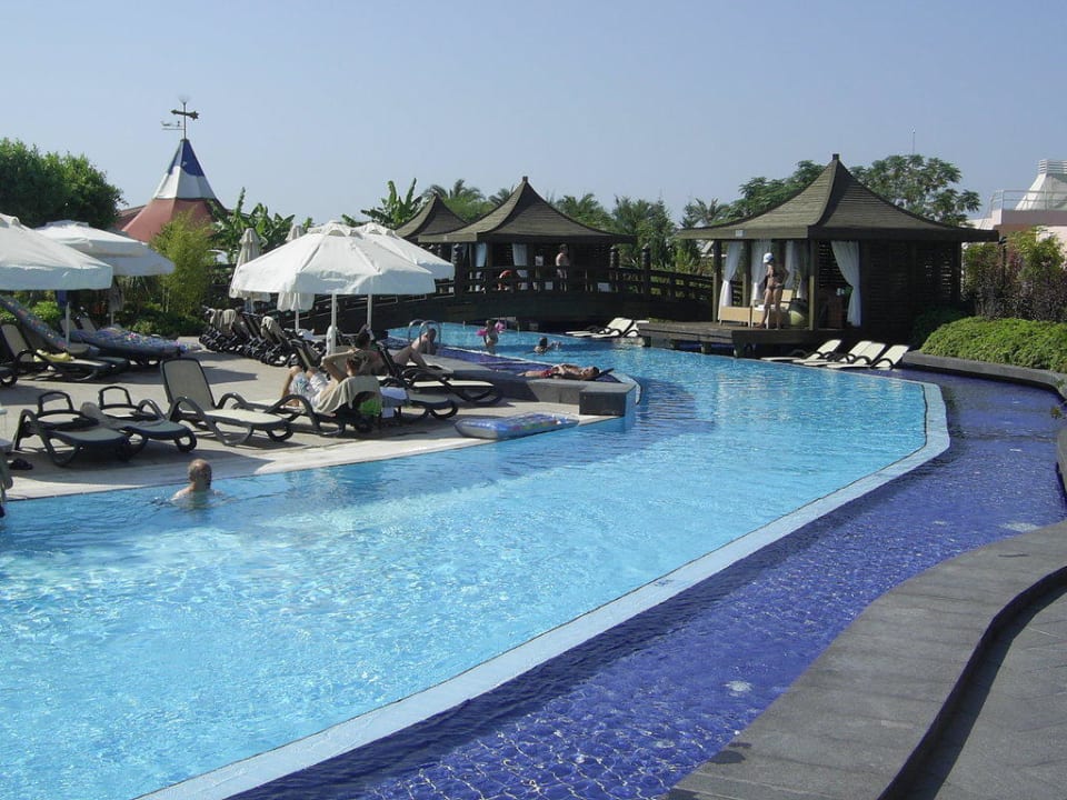 Pool mit Sultan-Hütten Limak Lara Deluxe Hotel & Resort